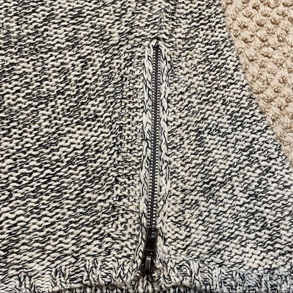 Quinn Brand Grey and White High Low long Sleeved‎ Zipper Accent Sweater Large - Picture 11 of 12
